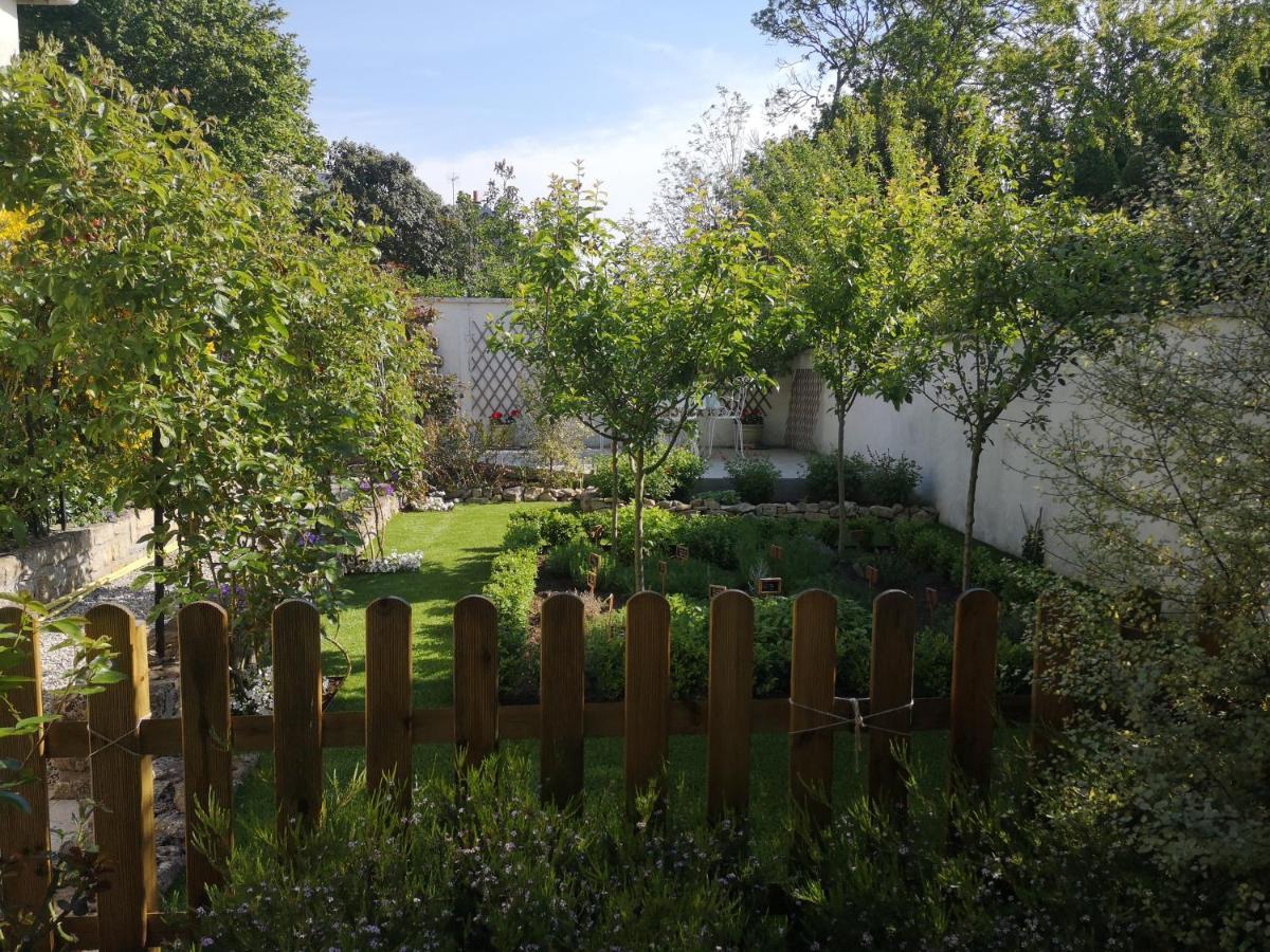 La Roseliere Maison Plain Pied Confortable Belle Decoration Jardin Magnifique 10 Mn A Pied Centre Ville Bayeux Proche Plages Du Debarquement Εξωτερικό φωτογραφία
